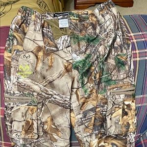 Boys Youth Large hunting pants. Barely used/worn. Great shape. Smoke free home.